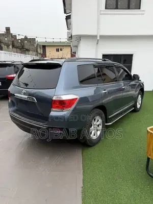 Toyota Highlander SE 2012 Blue