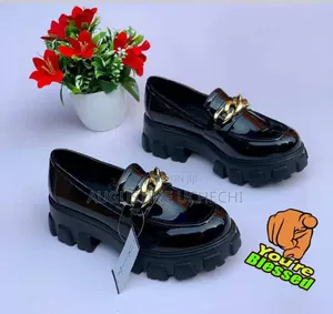 "Chain Reaction: Black Glossy Chunky Loafers