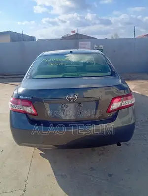 Toyota Camry LE 4dr Sedan (2.5L 4cyl 6A) 2011 Gray
