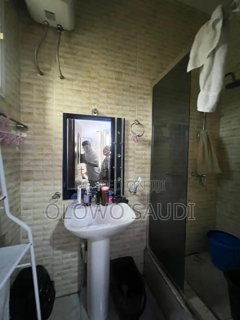 Mini Flat in Chevron for rent
