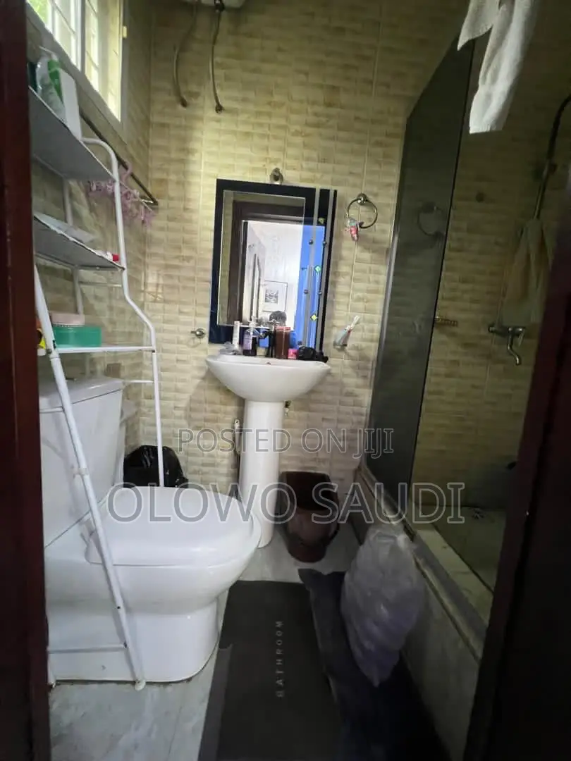 Mini Flat in Chevron for rent