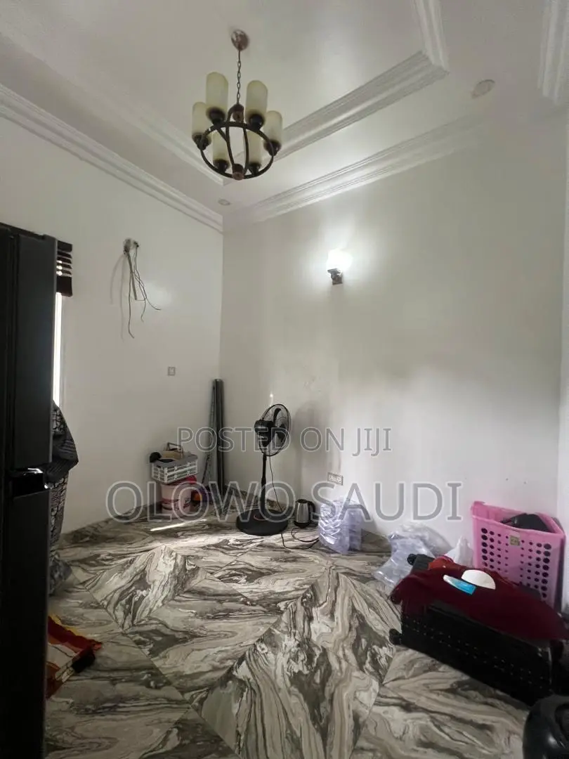 Mini Flat in Chevron for rent