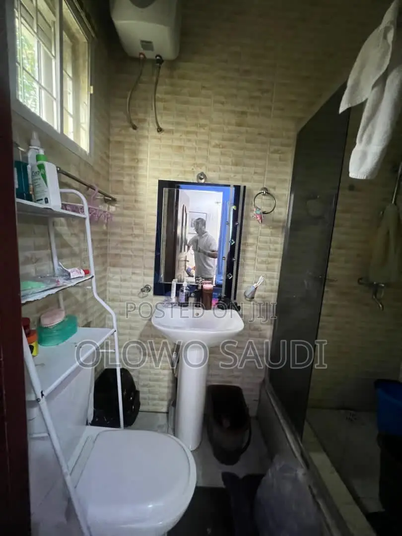 Mini Flat in Chevron for rent