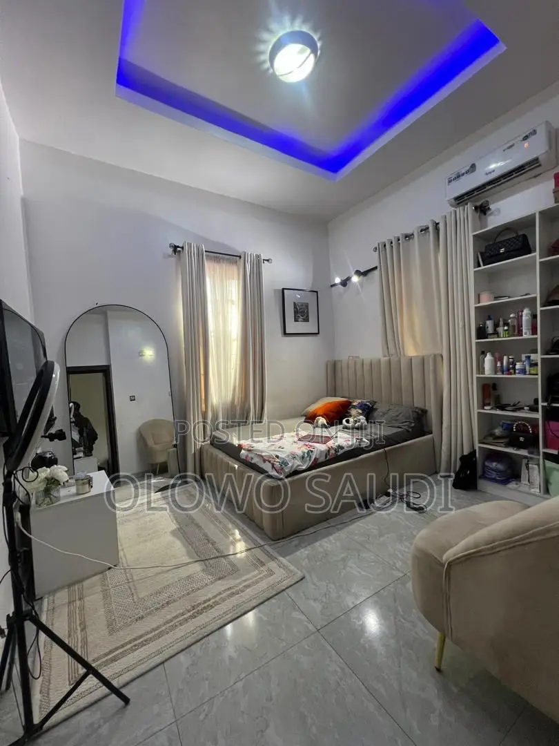 Mini Flat in Chevron for rent
