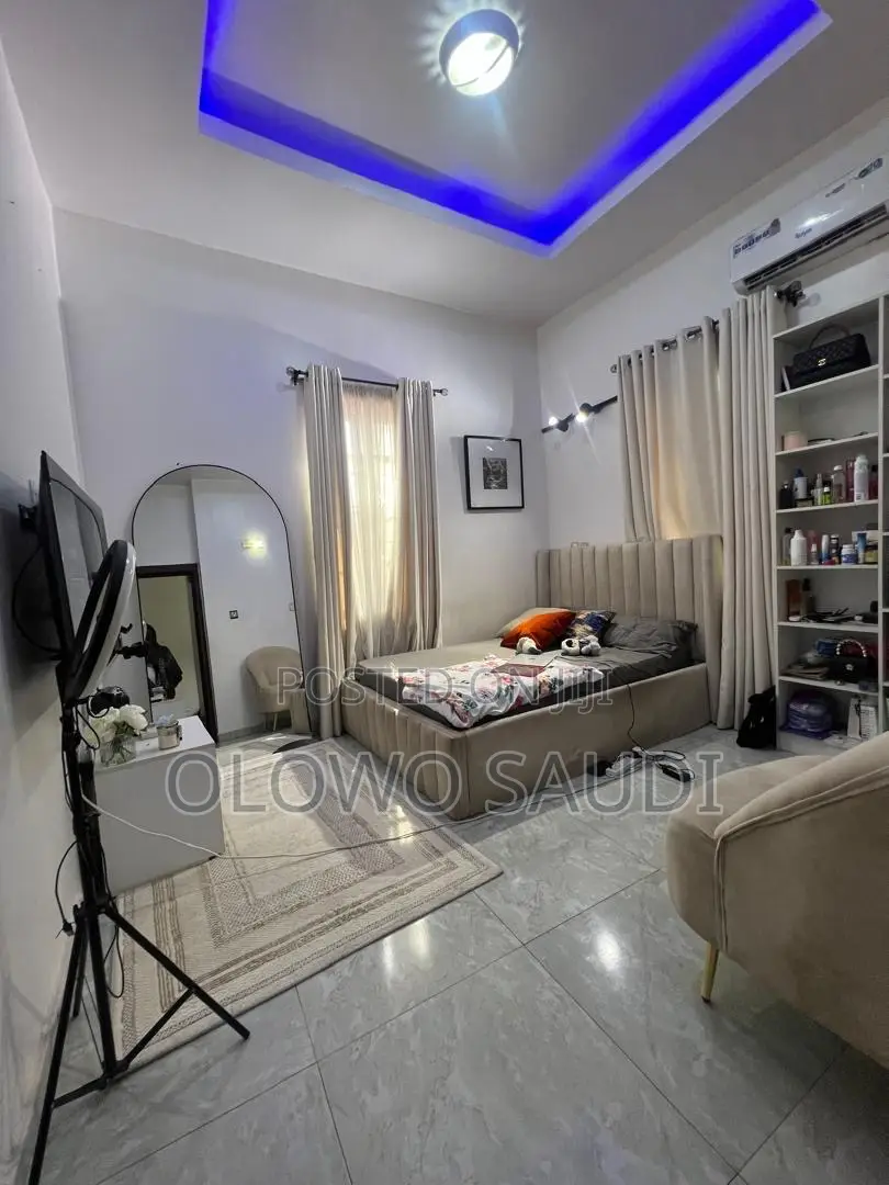 Mini Flat in Chevron for rent