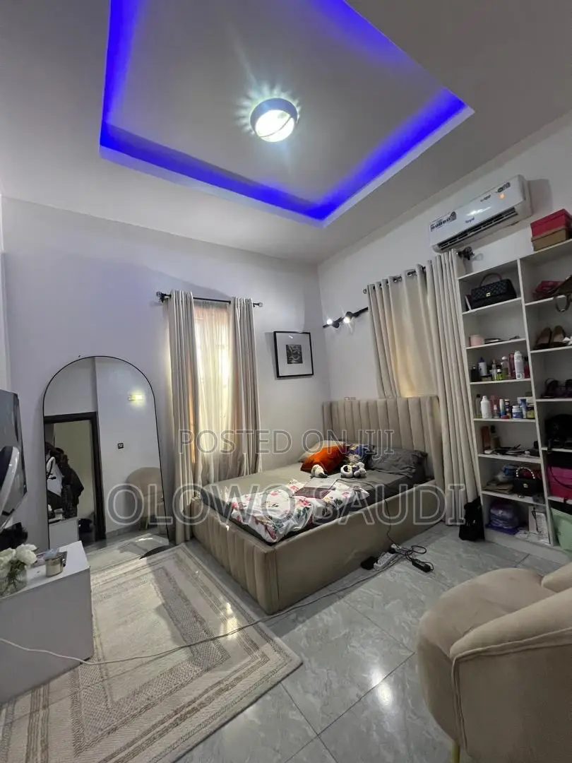 Mini Flat in Chevron for rent