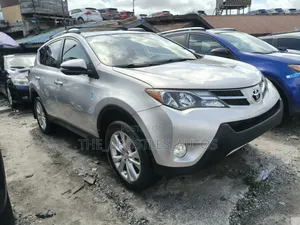 Toyota RAV4 XLE 4dr SUV AWD (2.5L 4cyl 6A) 2015 Silver