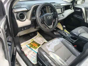 Toyota RAV4 XLE 4dr SUV AWD (2.5L 4cyl 6A) 2015 Silver