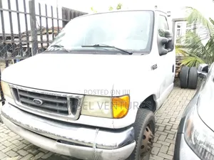 Ford E-350 2002 White