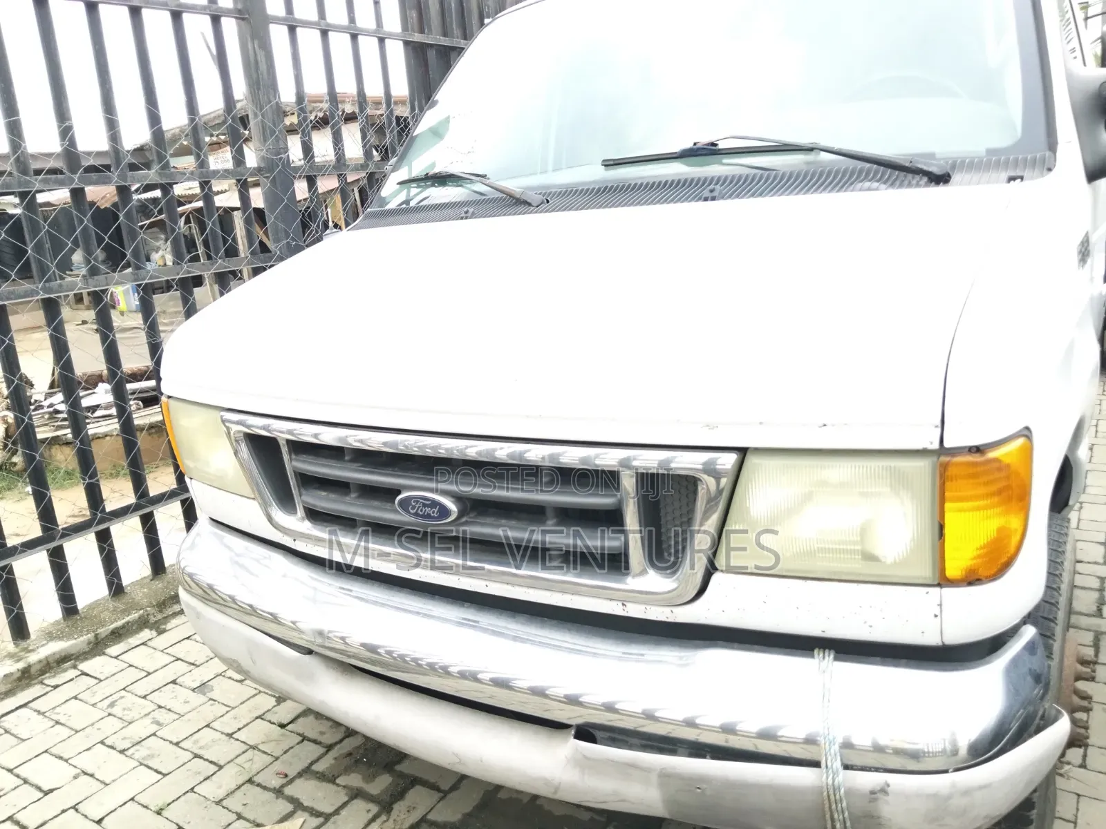 Ford E-350 2002 White