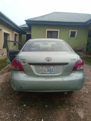 Toyota Yaris Base Sedan 4dr 2010 Green