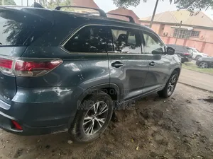 Toyota Highlander XLE 4x4 V6 (3.5L 6cyl 8A) 2017 Blue
