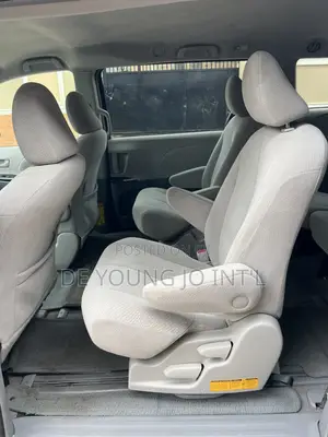 Toyota Sienna LE 8 Passenger 2011 Silver