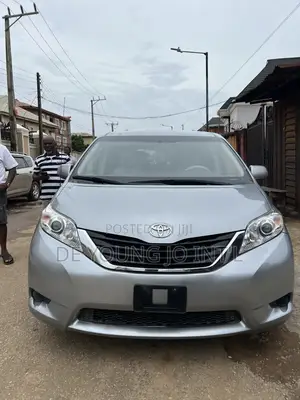 Toyota Sienna LE 8 Passenger 2011 Silver