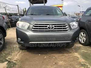 Toyota Highlander Base 2010