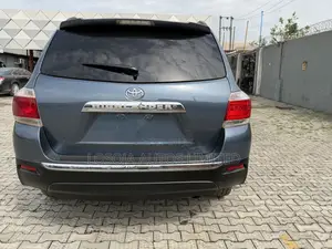 Toyota Highlander SE 2011 Blue