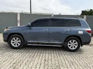 Toyota Highlander SE 2011 Blue