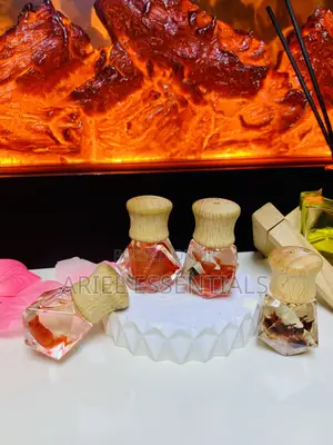 Car Scent 8ml Pendant Glass Vials With Vent Clip - Golden Myrrh