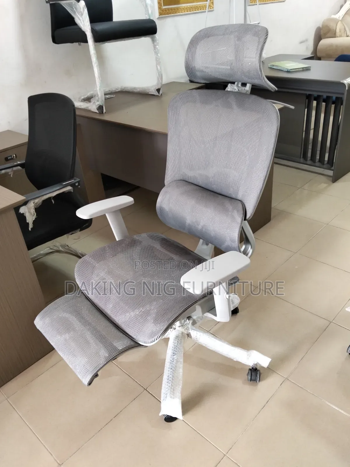 Very Strong Mesh Chair With Relaxing Leg