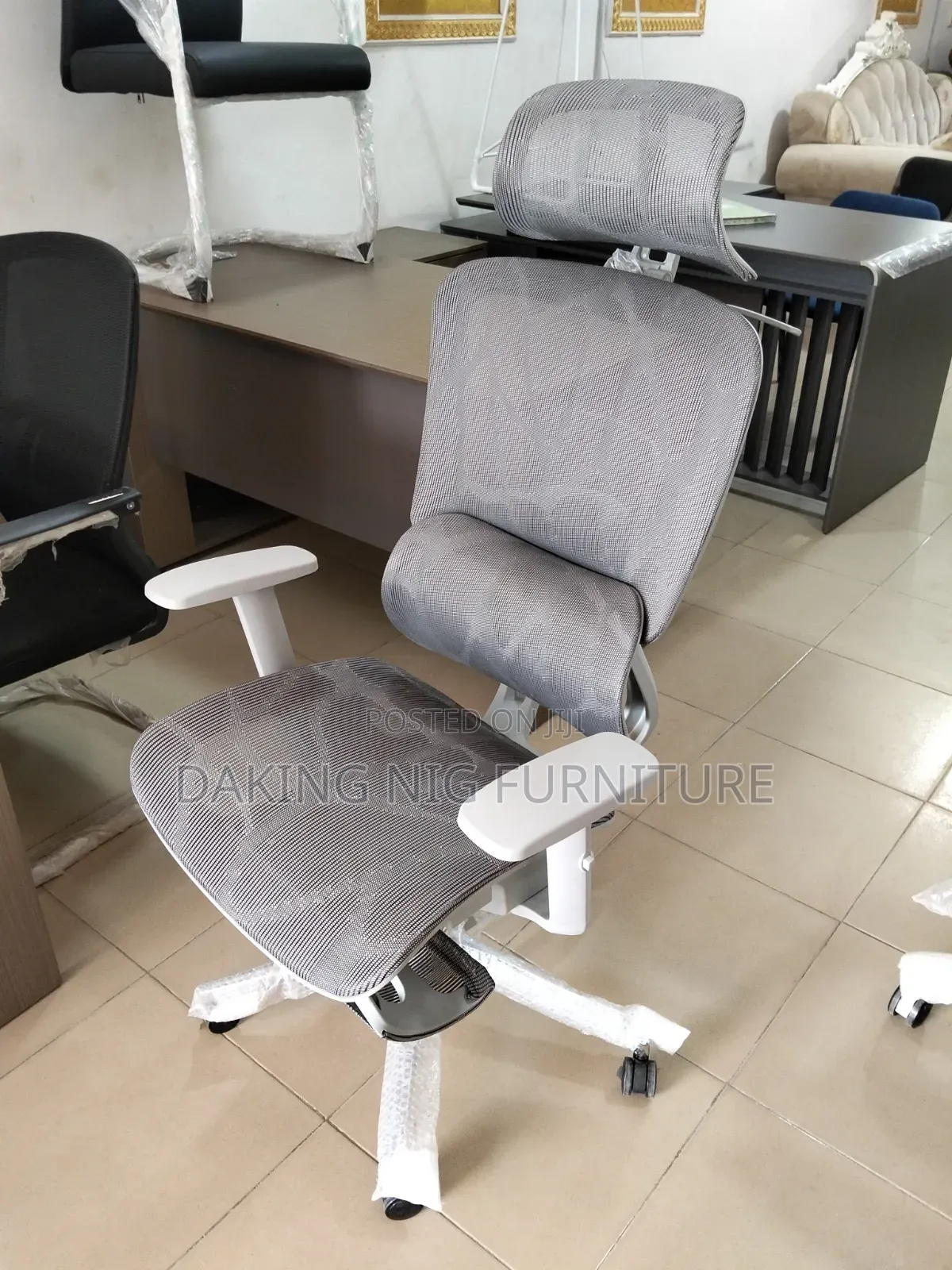 Very Strong Mesh Chair With Relaxing Leg