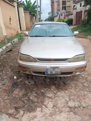 Toyota Camry 2000 Gold