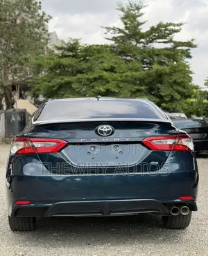 Toyota Camry SE FWD (2.5L 4cyl 8AM) 2018 Blue