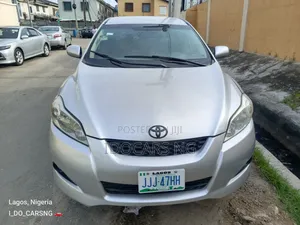 Toyota Matrix S Hatchback FWD (2.4L 4cyl 5A) 2009 Silver