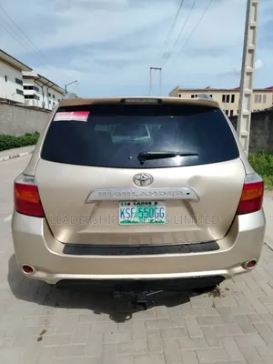 Toyota Highlander Limited AWD 2024 Gold