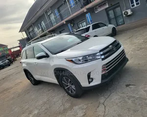 Toyota Highlander XLE 4x4 V6 (3.5L 6cyl 8A) 2018 White