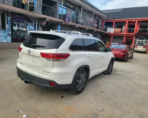 Toyota Highlander XLE 4x4 V6 (3.5L 6cyl 8A) 2018 White