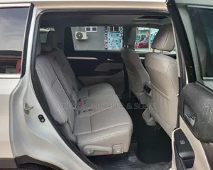 Toyota Highlander XLE 4x4 V6 (3.5L 6cyl 8A) 2018 White