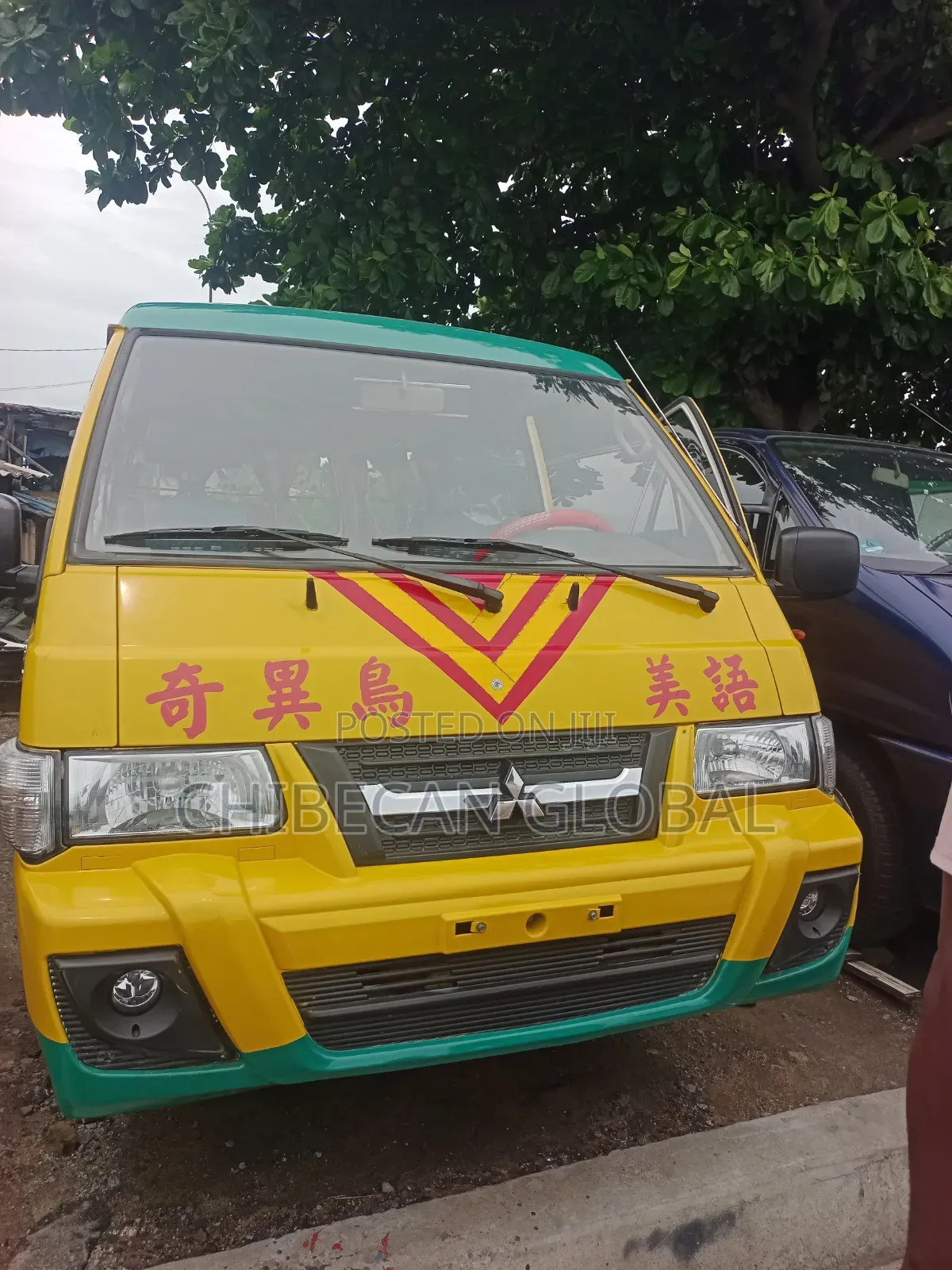 Mitsubishi Delica 2011 Yellow