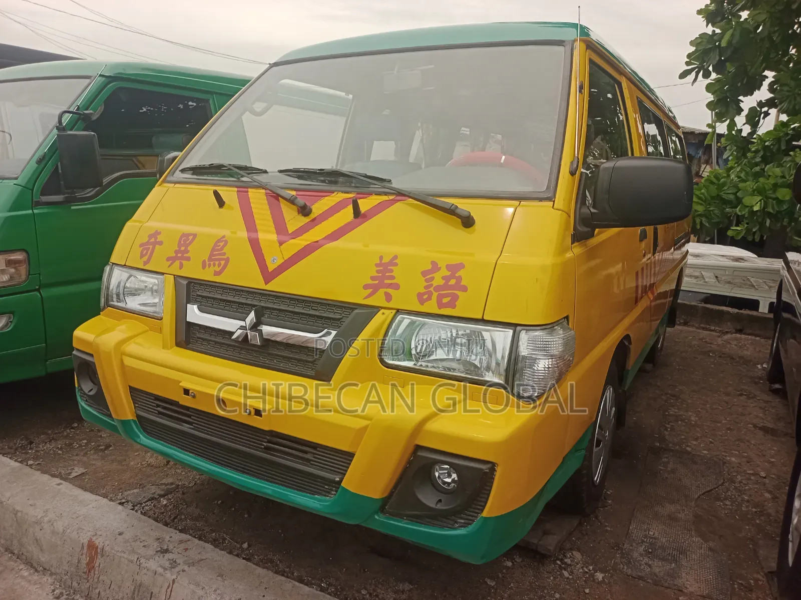 Mitsubishi Delica 2011 Yellow