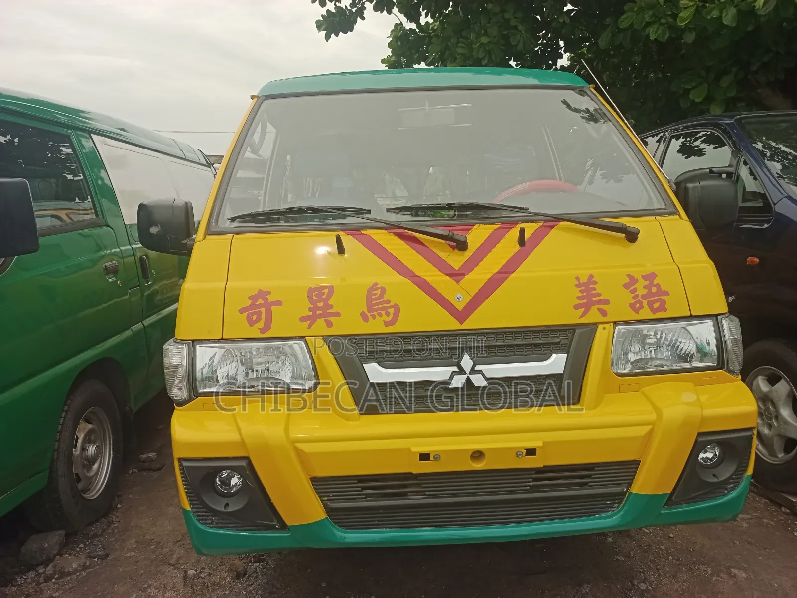 Mitsubishi Delica 2011 Yellow