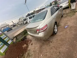 Toyota Camry LE 4dr Sedan (2.5L 4cyl 6AM) 2010 Gold