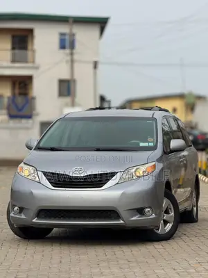 Toyota Sienna 2011 Silver