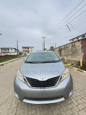 Toyota Sienna 2011 Silver