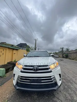 Toyota Highlander XLE 4x4 V6 (3.5L 6cyl 8A) 2018 White
