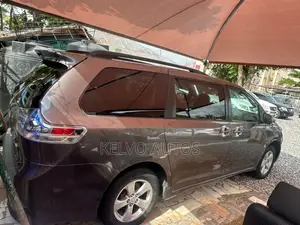 Toyota Sienna 2010 Maroon