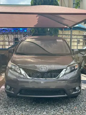 Toyota Sienna 2010 Maroon