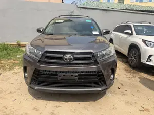Toyota Highlander SE 4x4 V6 (3.5L 6cyl 8A) 2018 Gray