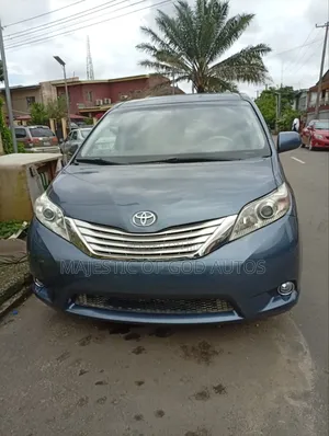 Toyota Sienna 2014 Blue
