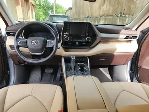 Toyota Highlander XLE 2021 Blue