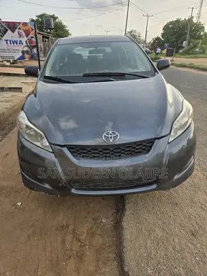 Toyota Matrix Hatchback FWD (1.8L 4cyl 5M) 2010 Gray