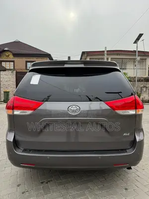 Toyota Sienna XLE 7-Passenger 4dr Minivan AWD (3.5L 6cyl 6A) 2014 Gray