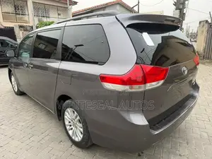 Toyota Sienna XLE 7-Passenger 4dr Minivan AWD (3.5L 6cyl 6A) 2014 Gray