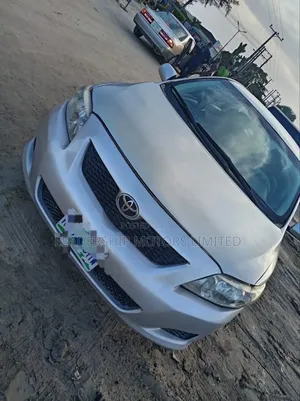 Toyota Corolla Base 4dr Sedan (1.8L 4cyl 5M) 2010 Silver