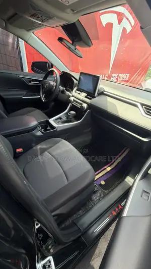 Toyota RAV4 XLE 2021 Black