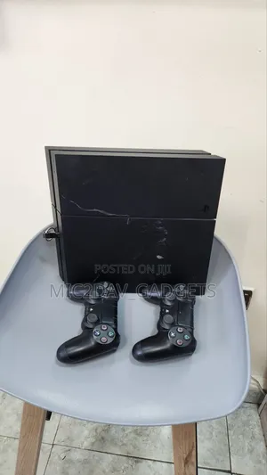 Sony Ps4, Fat, With 2 Pads, Cracked