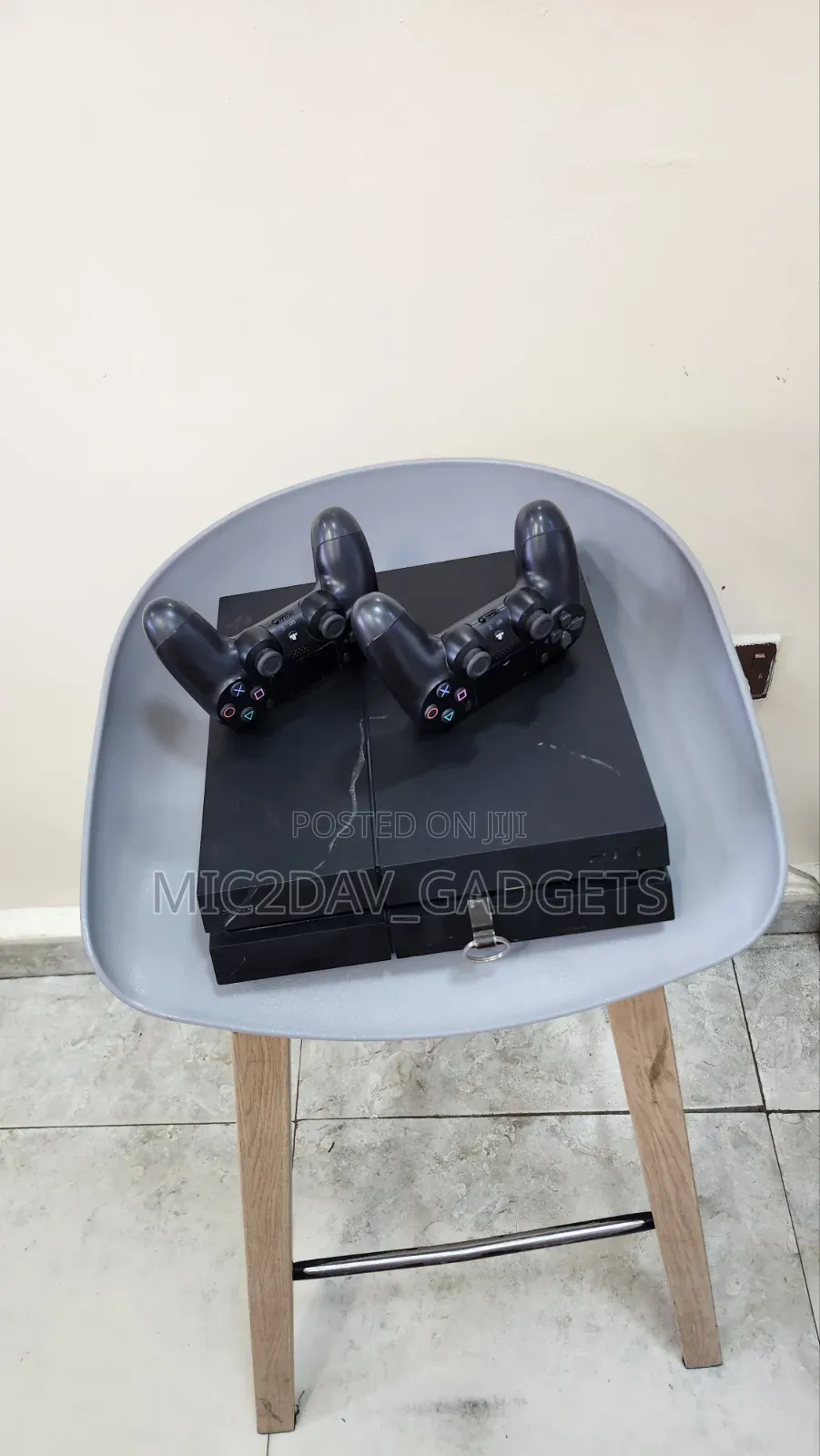 Sony Ps4, Fat, With 2 Pads, Cracked